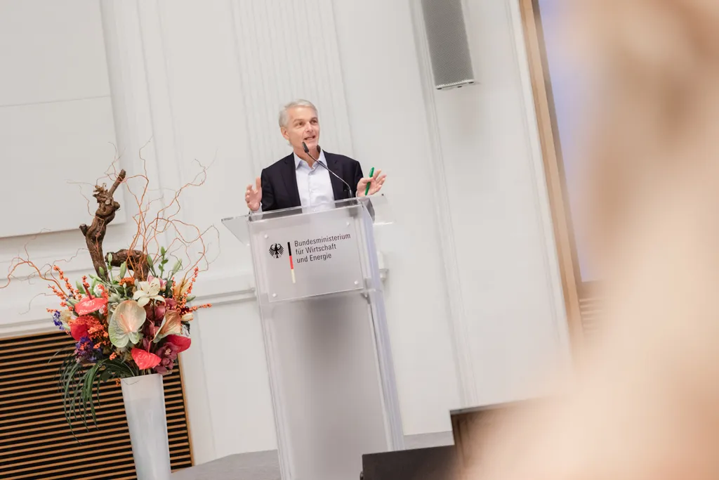 Redner auf einem Podium im Wirtschaftministerium der BRD. Foto von William Veder · Eventfotografie Berlin | Eventfotograf aus Berlin